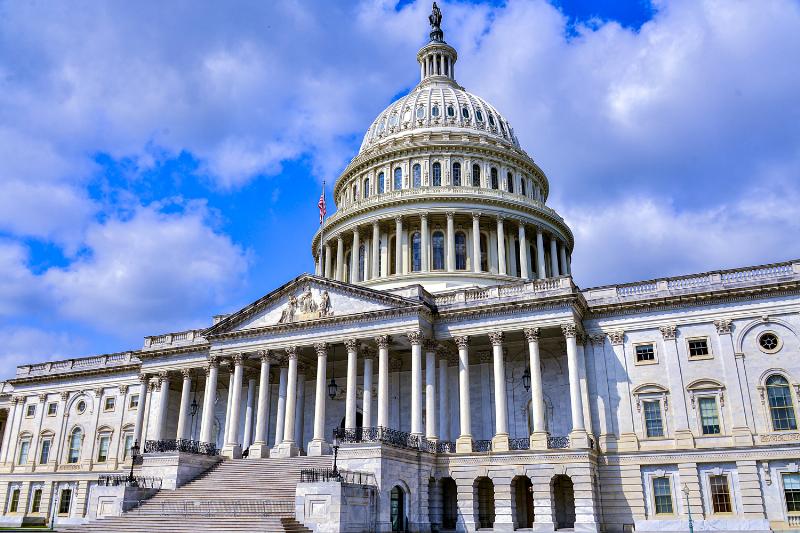 Le Panthéon à Paris, chef-d’œuvre emblématique du style néo-classique en architecture française, avec son portique corinthien et sa coupole majestueuse symbolisant la raison et la grandeur.